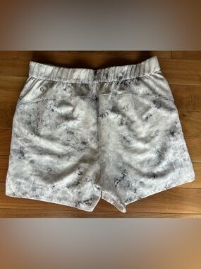 🍋Lululemon Lightweight 4.5” Inseam Shorts Size 10
